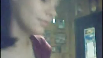 La muchacha adolescente en la webcam casero x