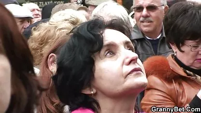 Viejo abuelita turístico recogido arriba y atornillado cojiendo la abuela