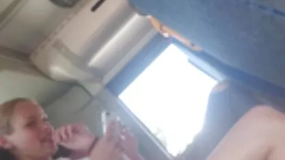 Intermitente corneta para 2 adolescentes calientes en el autobús part2  puercas follando