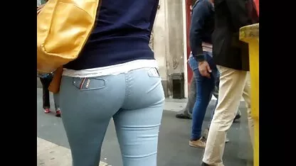 Mi semen en Chica, disparando en público polno en español