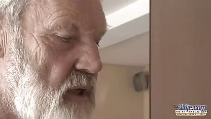 La muchacha adolescente chupa grande y viejo Dick y envuelve su jugo xxx negras gif