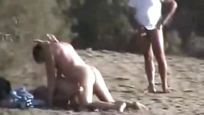 Nudisten diversión en la playa parejas calientes cogiendo
