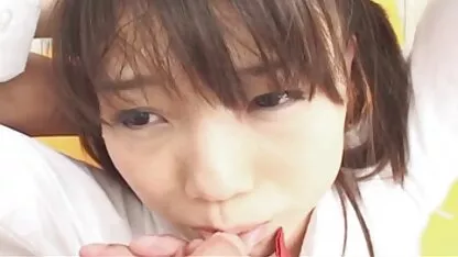 Cachonda japonesa Adolescente en uniforme escolar chupa la polla sin censura nenas gorditas xxx