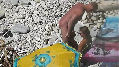 Chico corrida su novia en su boca en la público playa petardas lisa ann