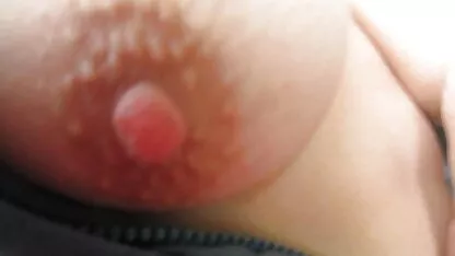 Tocar sus tetas, pezones y el coño al aire libre señoras maduras enseñando calzones