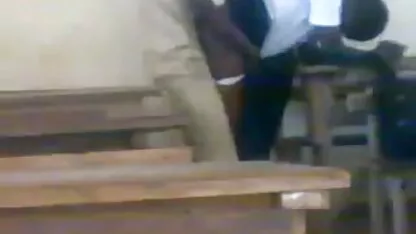 Jóvenes Estudiantes Africanos follando doggstyle en clase follando suegras culonas