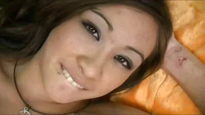 Asiático sexy bebé da handjob y toma corrida carga porno anime sub en español