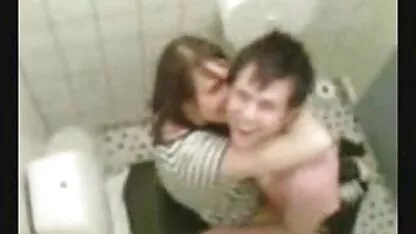 Follando en lavabo de un bar trio lesbianas tetonas
