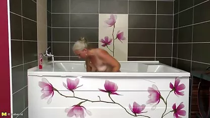 Viejo mamá toma joven polla en baño videos erótico