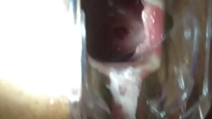Mira dentro de su coño a través de espéculo anal gordas