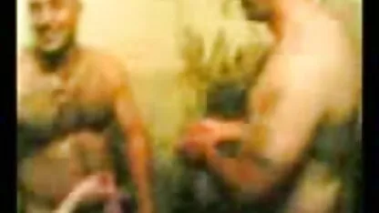 Arabe vierta sahar cogiendo una colegiala