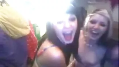 Dos chicas calientes haciendo en la leva colegialasxxxperu
