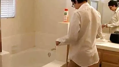 Muy peludo puntiagudo de tetas de la India niña juega en la bañera pornogratia