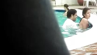 Sexo en una piscina pública xvideos caseros en español