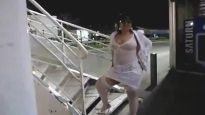 Exhibicionista señora muestra sus medias madres follando anal