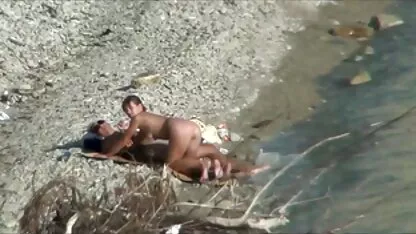 Pareja follando en una playa pública mientras camina más allá de la gente taboo sexo entre familia