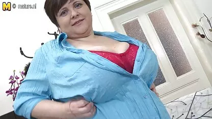 Grandes pechos maduro mamá juega con ella misma mama cojiendo con el hijo