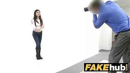 Falso agente italiano le gusta ser follada duro en el sofá follada dormida borracha