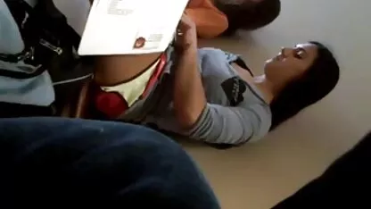 Chica caliente con buenas piernas cojiendo ala hermana borracha