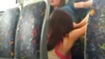 2 niñas atrapado comiendo coño en autobús videosporno orgias