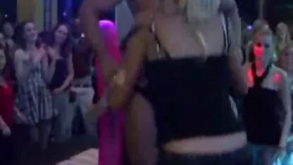 Orgía en club de striptease masculino japonesas bien folladas