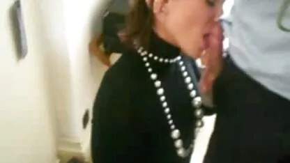 25 años de edad tragar en habitación de hotel mientras que el hombre fuera de la ciudad.  folladas caseras amateur