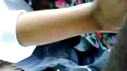 Chica joven permite chico a frotar su polla en autobús maduras calientes follando