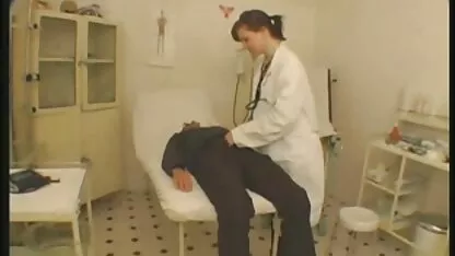 Doctora chupa a sus pacientes polla señoras desnudas en la playa
