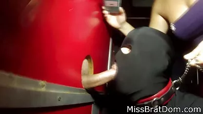 Esclavo chupa la polla en gloryhole con Femdom palo de golf perversiones  madres follando jovenes