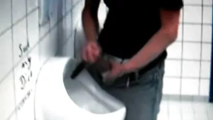 Azeri sacudidas enorme polla en público toilet videos ingesto