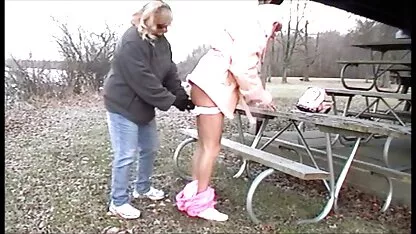 Sissy esclavo lil Culo calentado en un día frío cojiendo con gordos