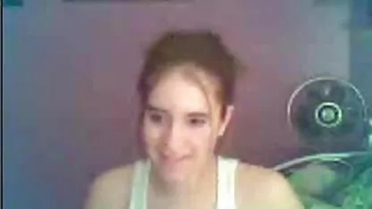 La muchacha adolescente muestra sus tetas pequeñas señoras culonas y tetonas