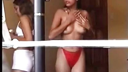Espiando a 2 chicas brasileñas vestirse-voyeur mujeres bonitas y tetonas