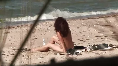 Más acción en la playa sexo con mi suegra casero