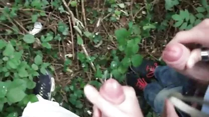 Dos amigos sin cortar paja y semen mientras al aire libre xxx abuelos