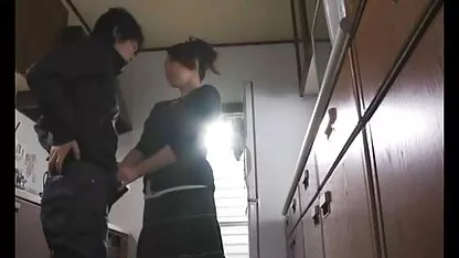 Yumi kazama-Hermosa japonesa milf pajas gay