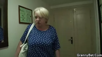 La abuela se deja follar por un chico joven después de ir de compras película pornográfica dominicana