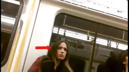 Las niñas reloj chico bump en train cojiendo con madre soltera