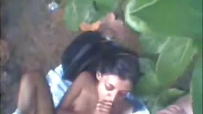 Indio chica dando arriba fuera espalda mamás follando con hijos