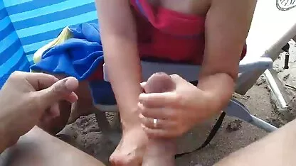 Gran corrida en la playa, masturbación con la mano cojiendo al publico
