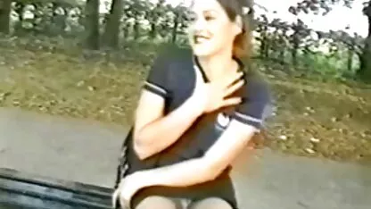 Morena muestra sus bragas y el coño fuera serviñorno