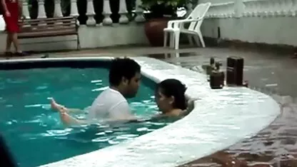 Sexo en la piscina. peliculas porno viejos y jovencitas