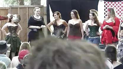 Nueve chicas con curvas en la competencia porno de quiche con corte
