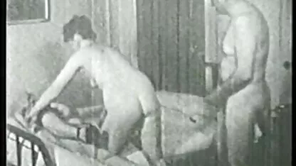 Hombre viejo tiene trío caliente con dos chicas calientes en el dormitorio videos de gordas peludas