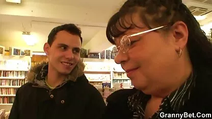 Grasa maduro bookworm es seducido y follada por joven chico me follo a una mexicana