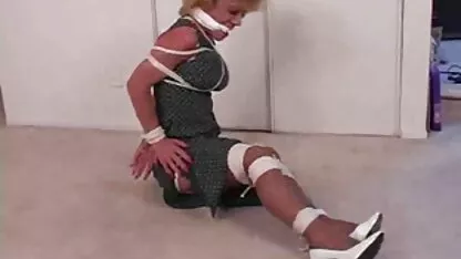 Sammi esclavitud para placer chica desnuda haciendo el amor
