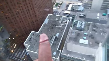 Mamada fuera de la ventana hentai madre e hijo