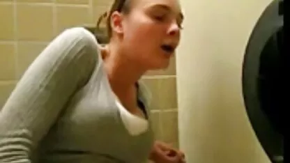 Masturbándose en público toliet porno amateur latuno