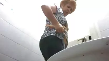 Mamie italienne au toilette 1 por clessemperor hentai one piece en español