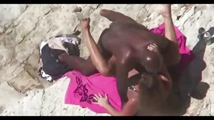 Un paseo por la playa. negras lesbianas xxx